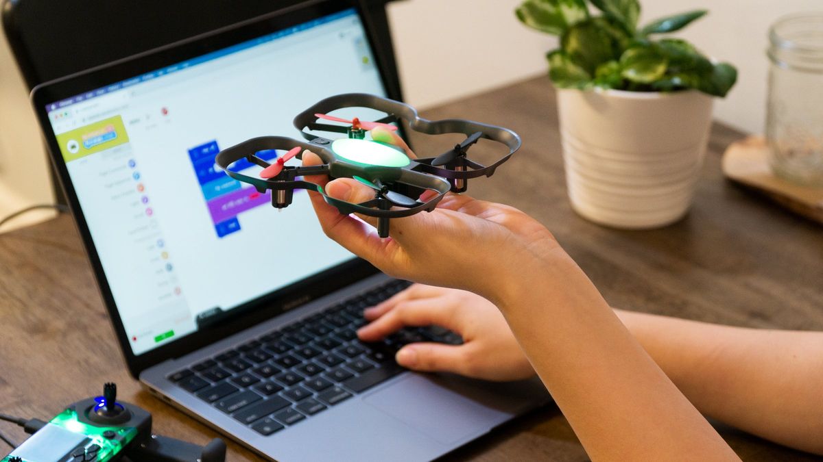 Estudiante programando un dron con bloques de código