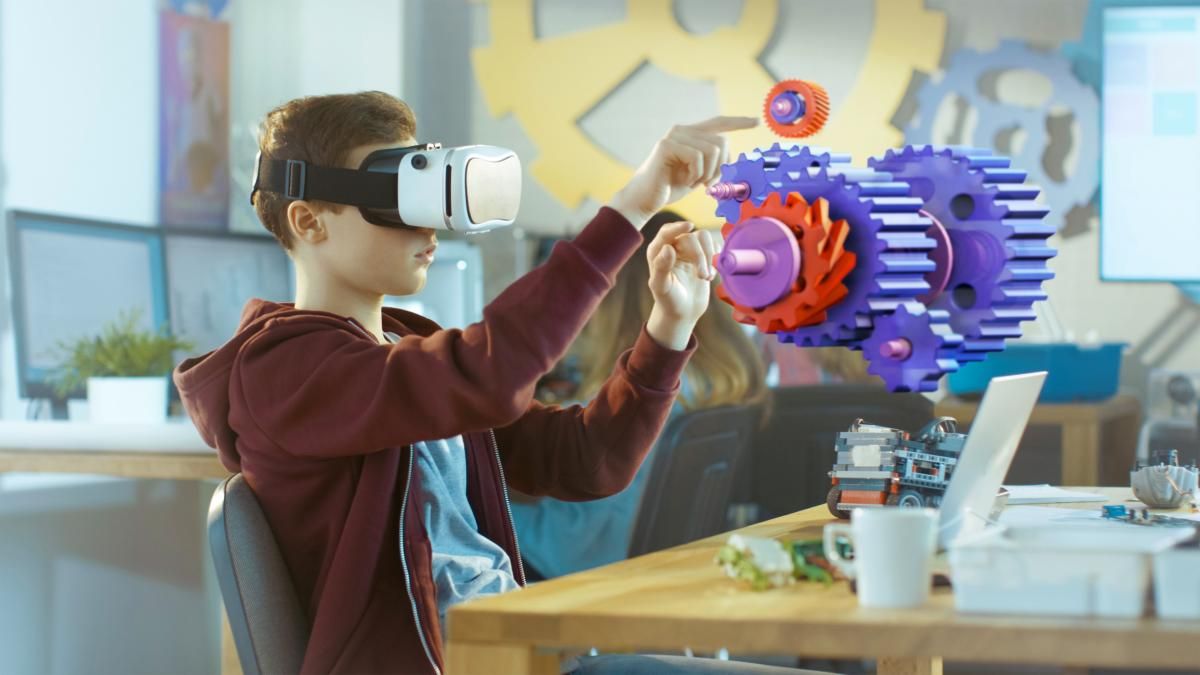 Estudiante explorando diseño 3D